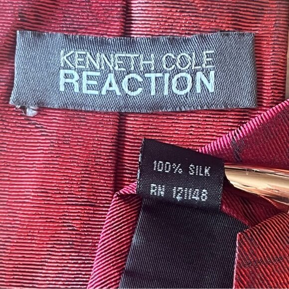 💕2/$30 💕Kenneth Cole Reaction 100% Silk Red Tie - Picture 4 of 6
